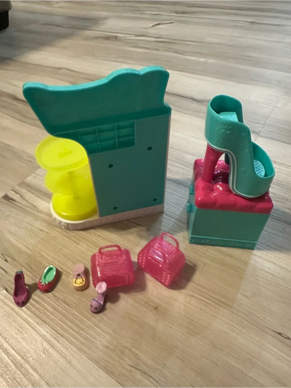 Shopkins Shoe B Doo Shoe Dazzle Playset + 4 Shoes & 2 Shopping Bags